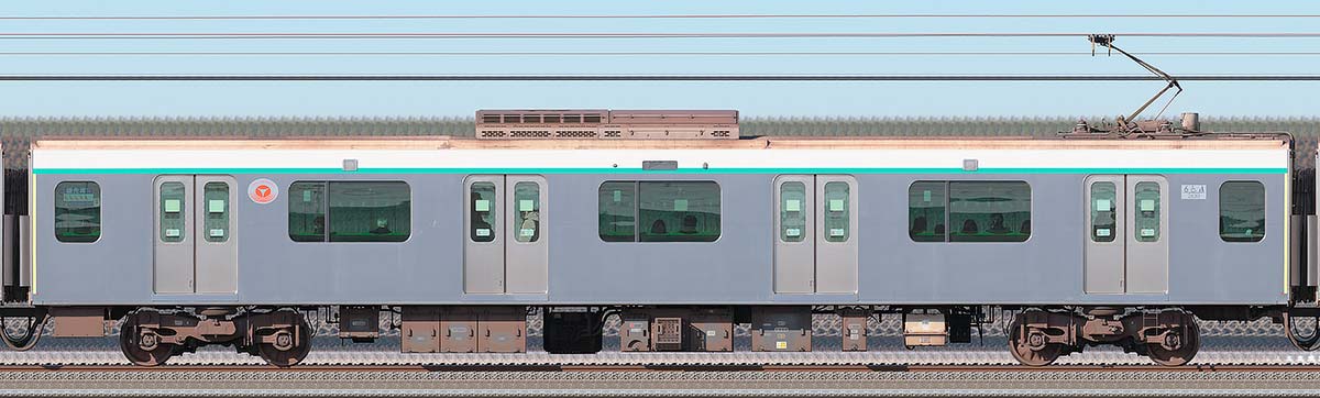 東急2020系デハ2630海側の側面写真