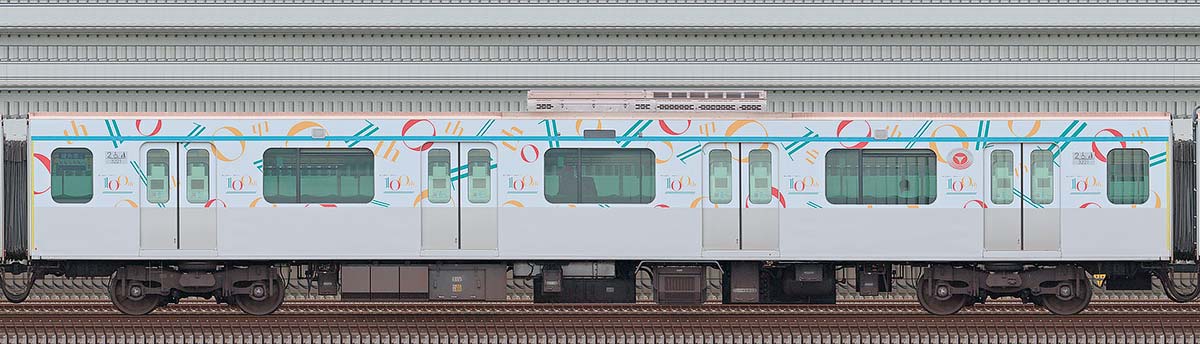 東急3020系「東急グループ創立100周年トレイン」デハ3221山側の側面写真