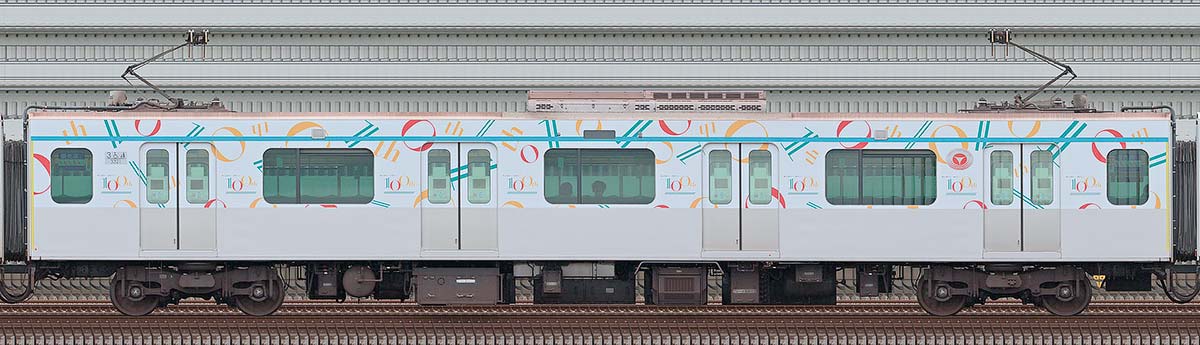 東急3020系「東急グループ創立100周年トレイン」デハ3321山側の側面写真