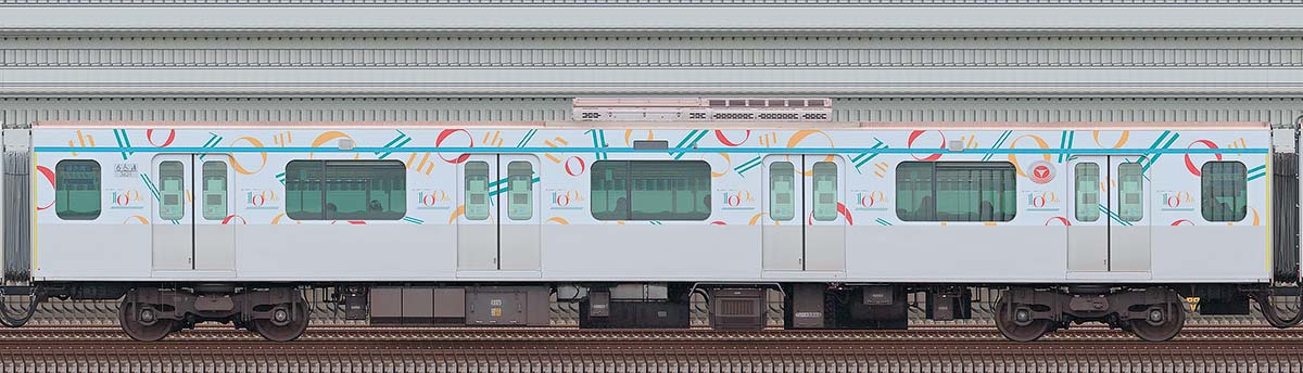 東急3020系「東急グループ創立100周年トレイン」デハ3621山側の側面写真