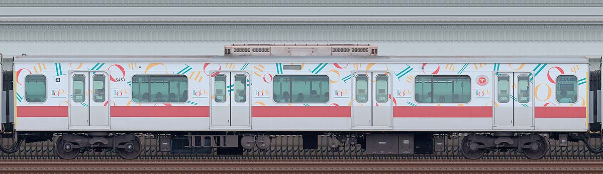 東急5050系「東急グループ100周年トレイン」サハ5451山側の側面写真