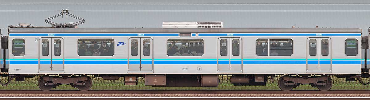 東京臨海高速鉄道70-000形70-011海側の側面写真