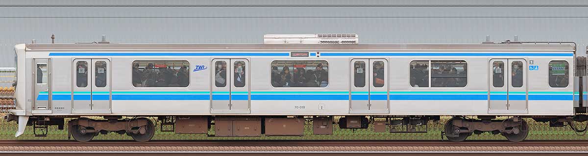 東京臨海高速鉄道70-000形70-019海側の側面写真