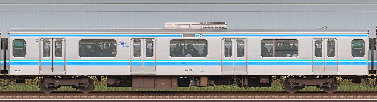 東京臨海高速鉄道70-000形70-032海側の側面写真