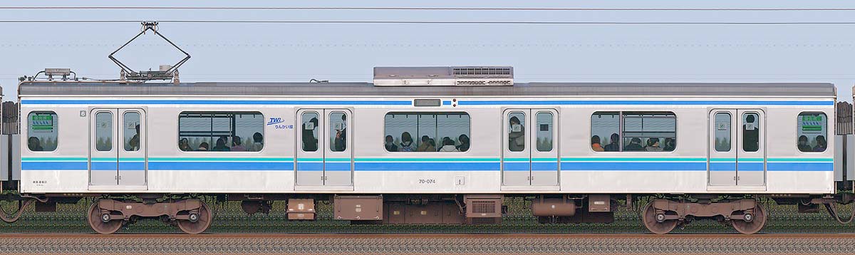 東京臨海高速鉄道70-000形70-074海側の側面写真