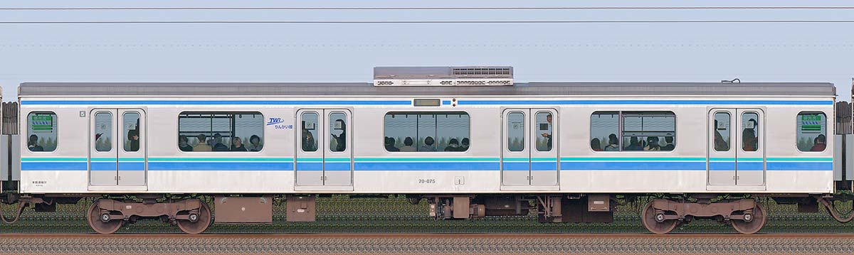 東京臨海高速鉄道70-000形70-075海側の側面写真