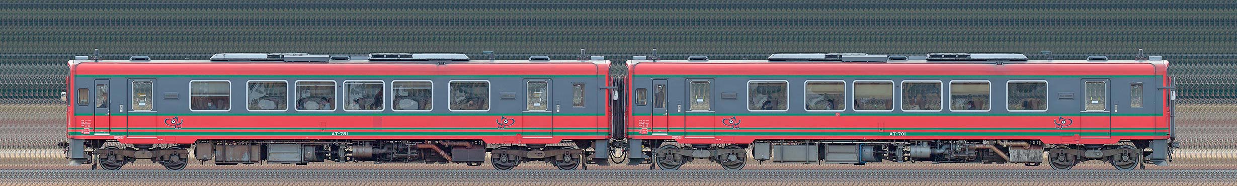 会津鉄道AT-750形AT-751＋AT-700形AT-701「AIZUマウントエクスプレス」（海側）の編成サイドビュー