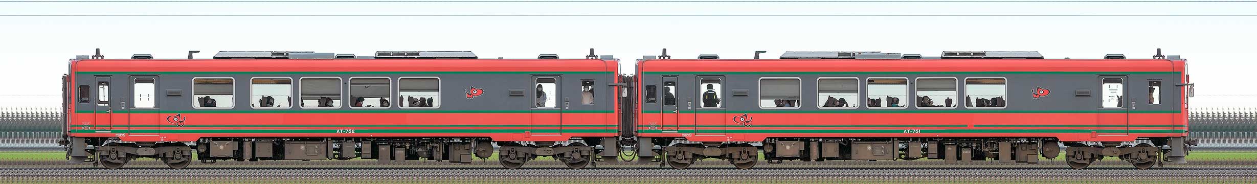 会津鉄道AT-750形AT-752＋AT-751「AIZUマウントエクスプレス」（山側）の編成サイドビュー