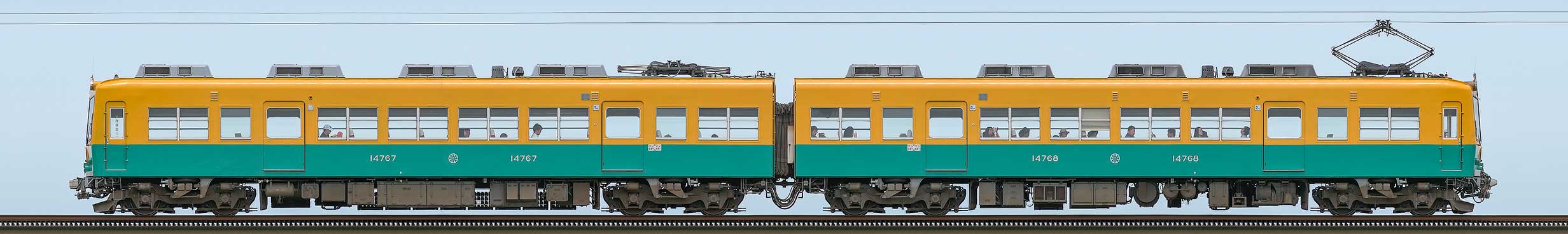 富山地鉄14760形第4編成(新塗装・山側)の編成サイドビュー