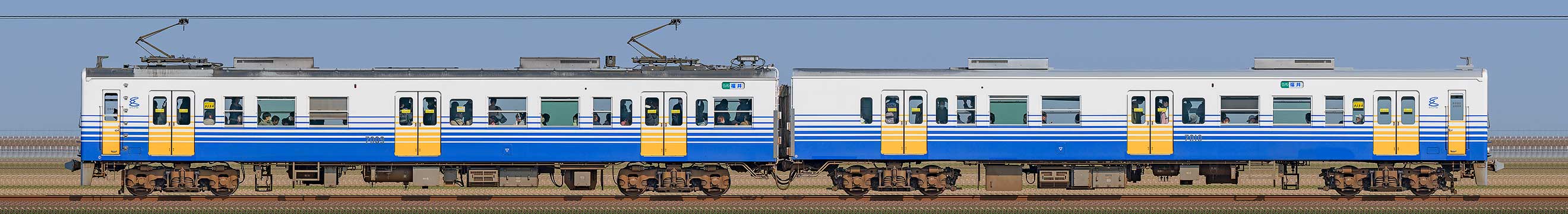 えちぜん鉄道MC7000形第5編成（山側）の編成サイドビュー