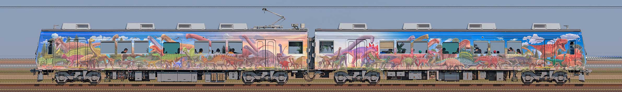 えちぜん鉄道MC8000形「恐竜列車」（山側）の編成サイドビュー