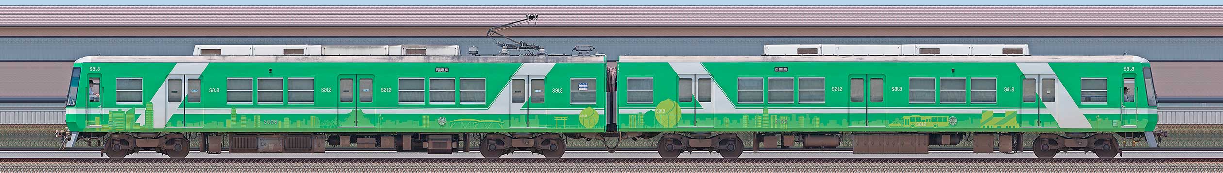 遠州鉄道2000形2005編成「サーラグループラッピング電車」（東側）の編成サイドビュー