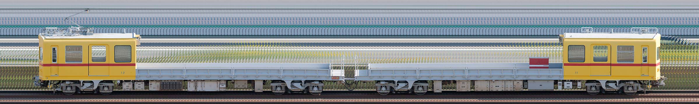 京急電鉄 デト12+デト11(山側)の編成サイドビュー