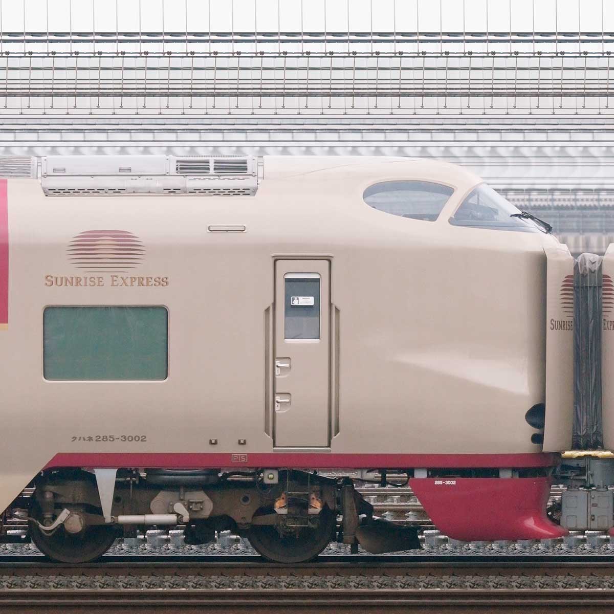 JR東海285系3000番台「サンライズエクスプレス」クハネ285-3002の側面写真｜RailFile.jp｜鉄道車両サイドビューの図鑑