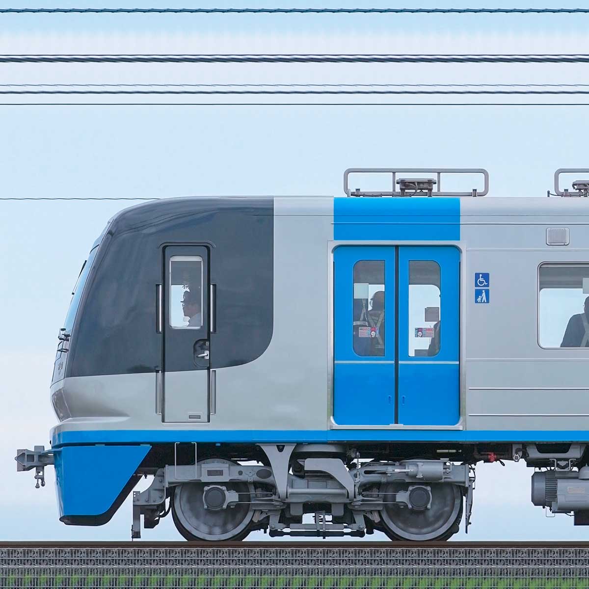 千葉ニュータウン鉄道9100形「C-Flyer」9128編成（山側）のサイドビュー