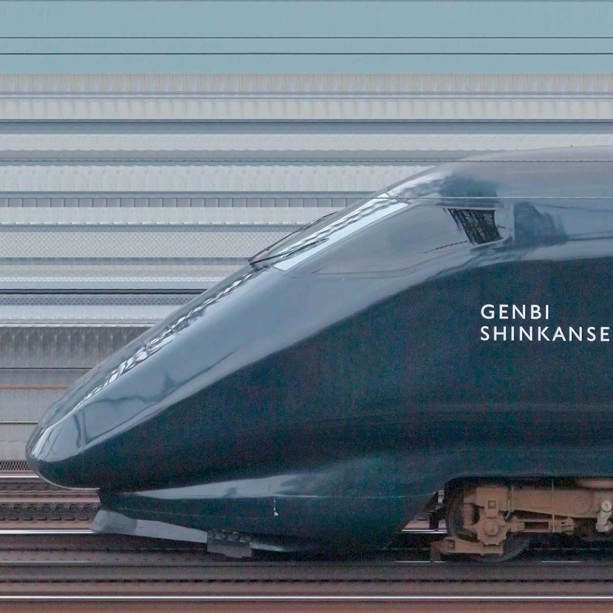 JR東日本E3系700番台「現美新幹線」E322-702の側面写真
