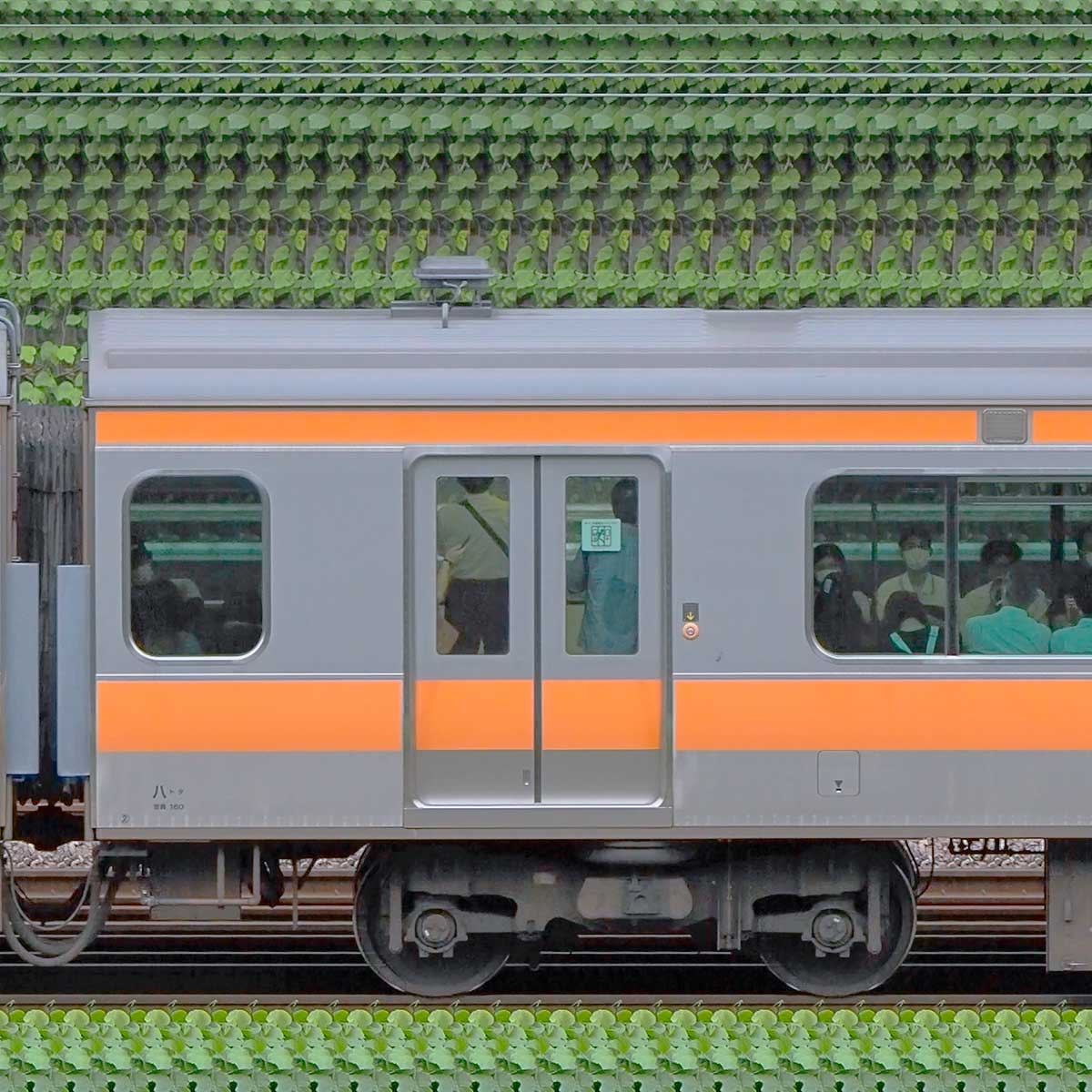 JR東日本E233系モハE233-213（4号車）の側面写真｜RailFile.jp