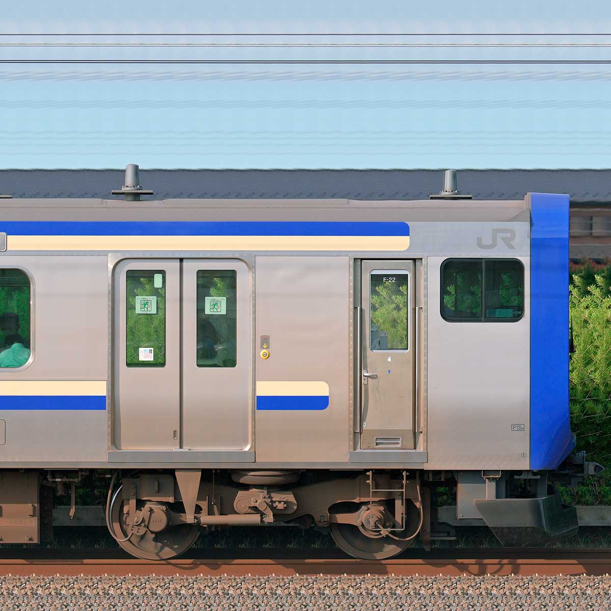 JR東日本E235系1000番台クハE235-1022の側面写真｜RailFile.jp