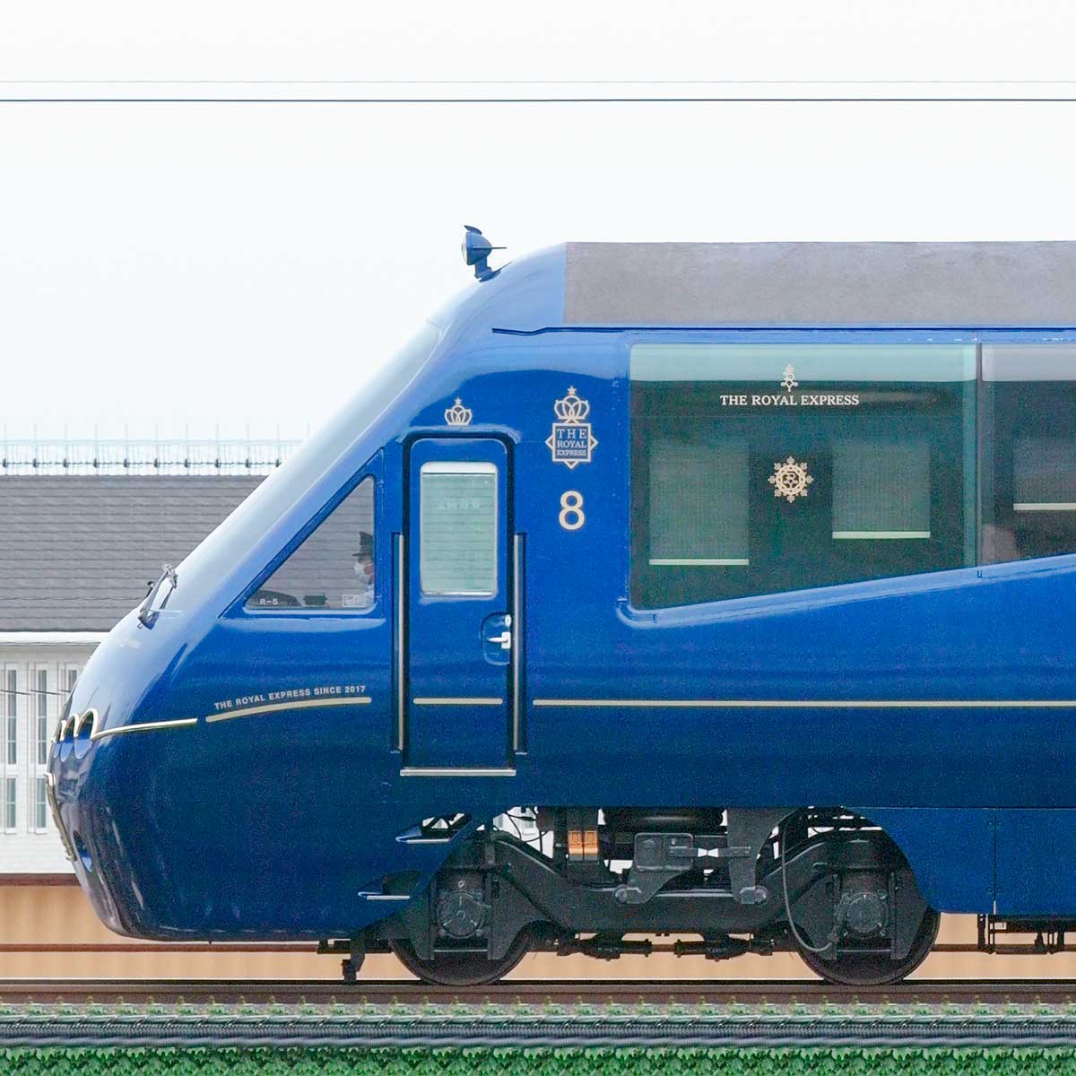 伊豆急2100系R5編成「THE ROYAL EXPRESS」（山側）｜RailFile.jp｜鉄道車両サイドビューの図鑑