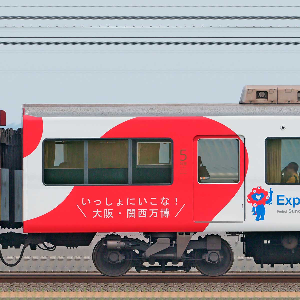 京阪8000系「大阪・関西万博ラッピング列車」8757の側面写真｜RailFile