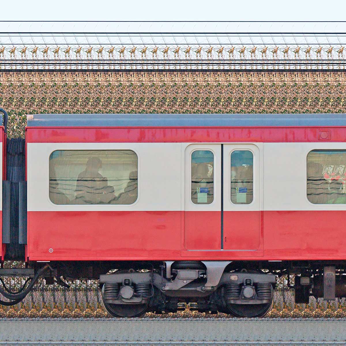 京急電鉄 新1000形（17次車）デハ1205「三浦海岸 河津桜」号の側面写真