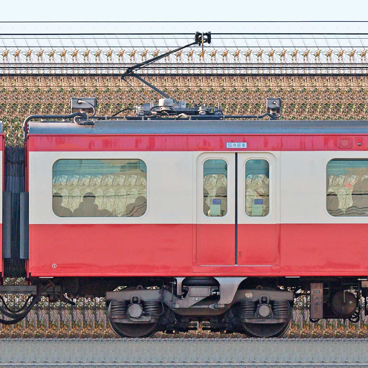 京急電鉄 新1000形（17次車）デハ1207「三浦海岸 河津桜」号の側面写真