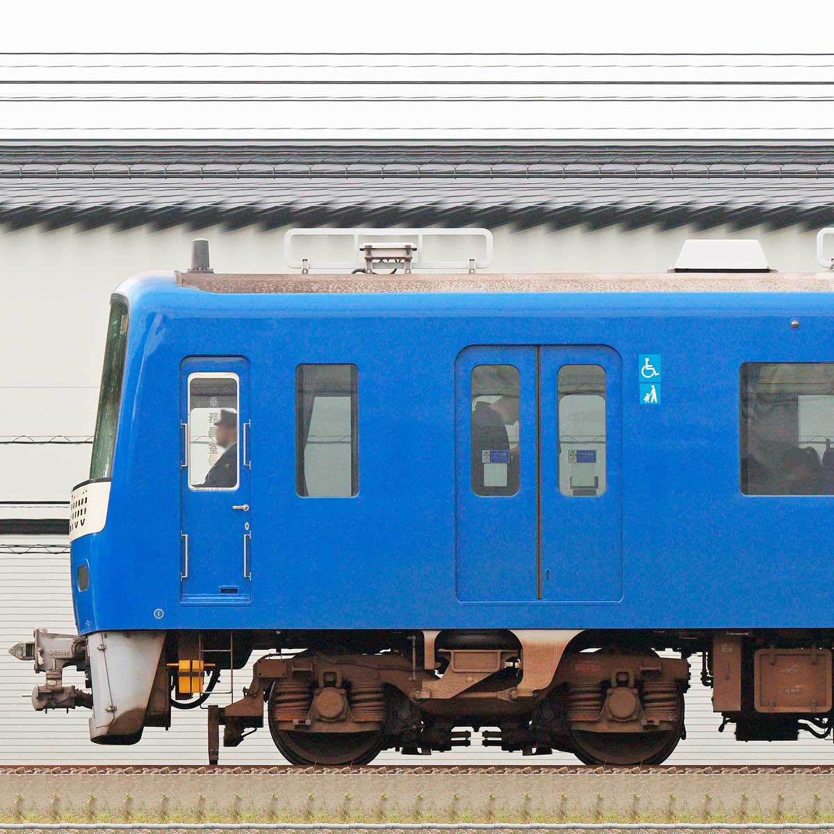 京急電鉄2100形（2次車）2133編成「京急ブルースカイトレイン」（海側）｜RailFile.jp｜鉄道車両サイドビューの図鑑