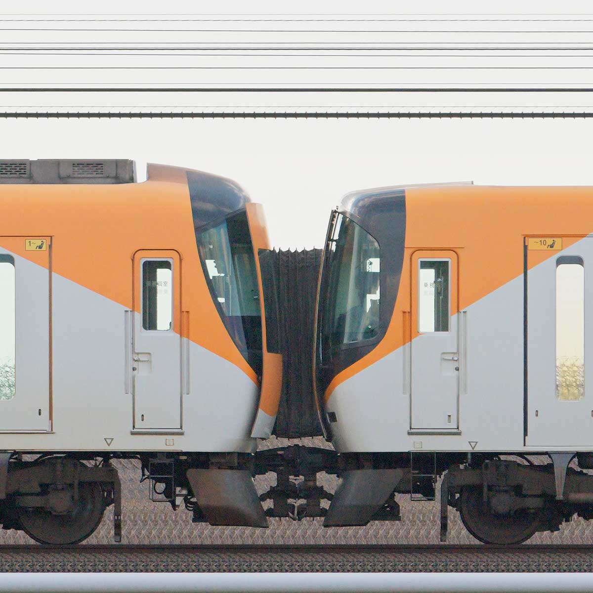 近鉄22600系「Ace」AT52・22652編成＋22000系 「ACE」AS13・22113編成（山側）｜RailFile.jp｜鉄道車両サイドビューの図鑑