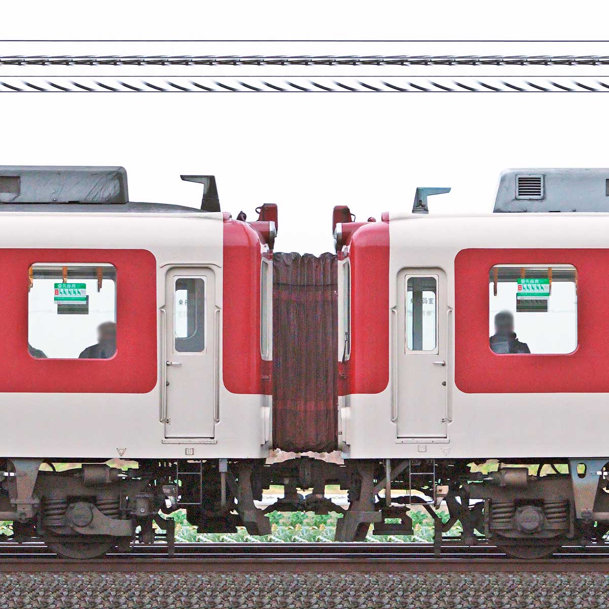 近鉄2610系X16・2616編成 +2410系W18・2418編成(北側 近鉄2610系X16・2616編成 +2410系W18・2418編成(北側