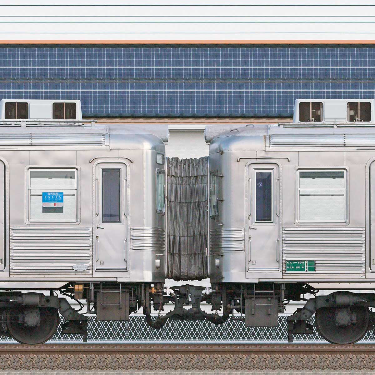 南海6000系6001編成＋6028編成「復活デザイン車両」（海側）｜RailFile