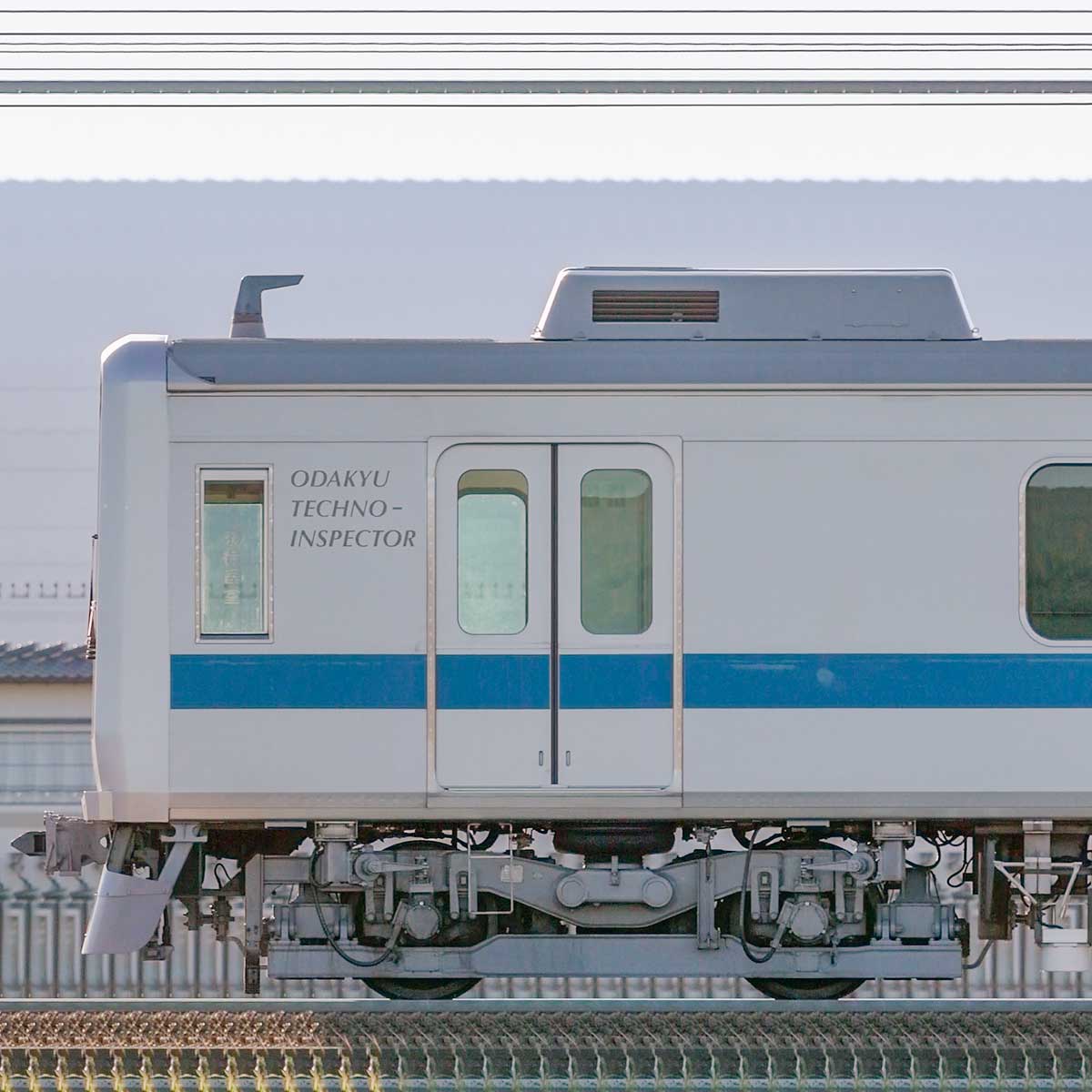 小田急8000形8066×4＋クヤ31「テクノインスペクター」（海側）｜RailFile.jp｜鉄道車両サイドビューの図鑑