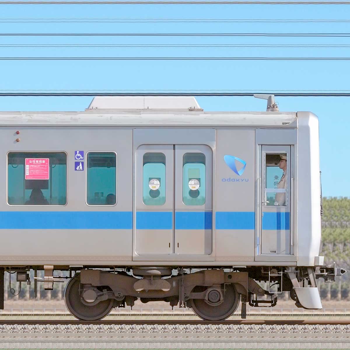 小田急3000形クハ3553（インペリアルブルー）の側面写真