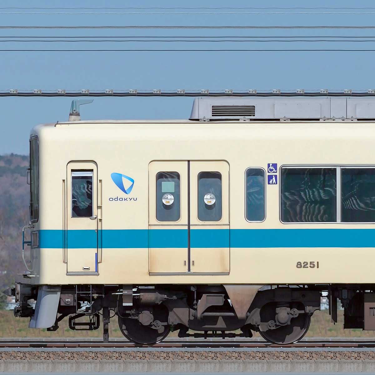 小田急8000形クハ8251の側面写真｜RailFile.jp｜鉄道車両サイドビュー 