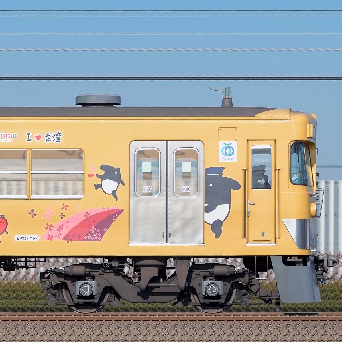 西武2000系「LAIMOラッピング電車」クハ2007の側面写真