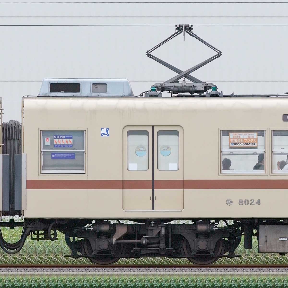 新京成8000形モハ8024（茶色帯リバイバルカラー）の側面写真｜RailFile