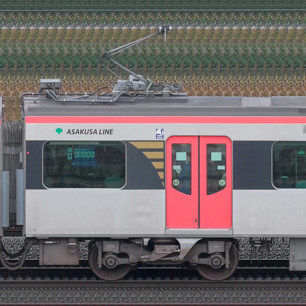 都営浅草線5500形 5520編成 が入線しました。「アクセス特急