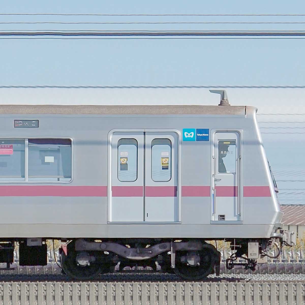 東京メトロ8000系8014の側面写真｜RailFile.jp｜鉄道車両サイド