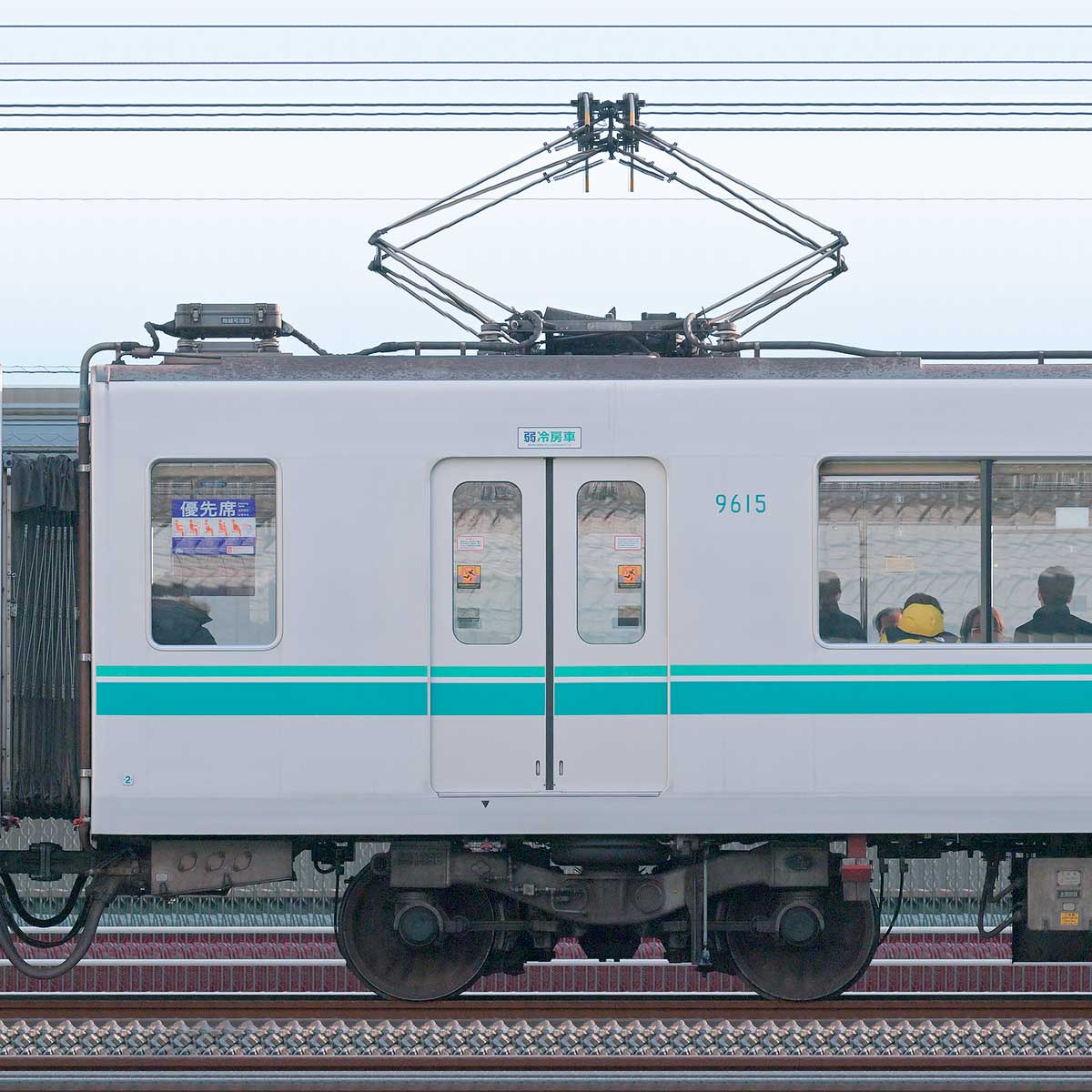 東京メトロ9000系9615の側面写真｜RailFile.jp｜鉄道車両サイドビュー