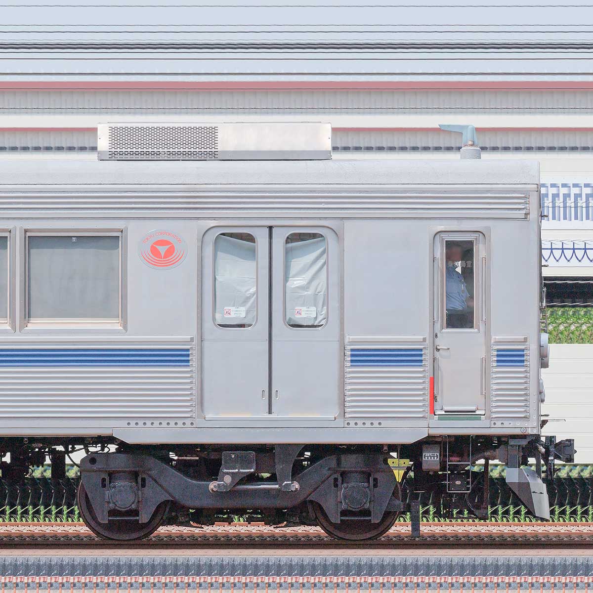 東急電鉄8500系動態保存車デハ8637の側面写真｜RailFile.jp