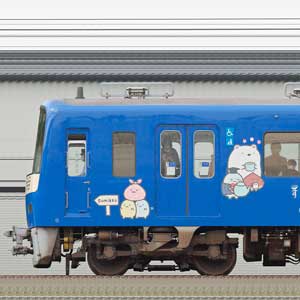 京急電鉄 600形（3次車）606編成「京急ブルースカイトレイン すみっコなかま号」（海側）
